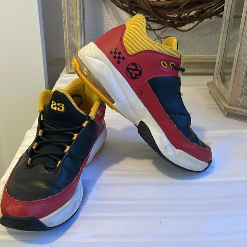 Jordan Max Aura 3 SE. Size 6Y. Model DJ6245-607